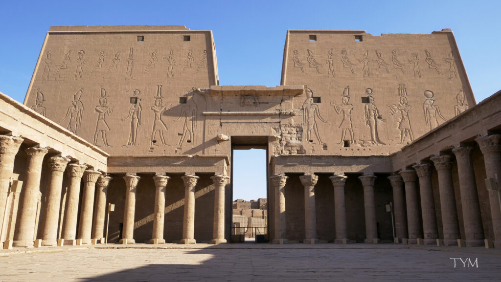 Edfou_41_Cour péristyle du temple d'Horus_TYM