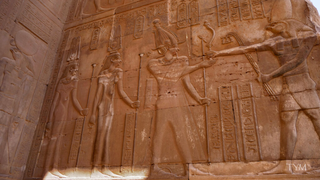Kom Ombo_14_bas-relief de Horus avec Ptolémée VI_TYM